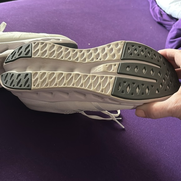 Like new on-clouds solid white - Picture 2 of 3